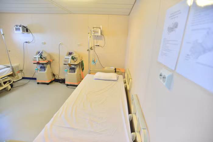 Cùng với những trang thiết bị tiên tiến, hiện đại trên, HQ-561 còn có đội ngũ y bác sĩ, dược sĩ, kỹ thuật viên… có trình độ tay nghề cao đảm bảo cho việc cấp cứu và điều trị cho quân dân sống và làm việc tại huyện đảo Trường Sa cũng như ngư dân đánh bắt hải sản trên biển.