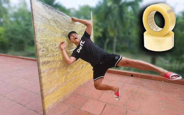 Nội dung những clip của NTN Vlogs chủ yếu là thực hiện thử thách và trò đùa khác lạ, thậm chí nguy hiểm tính mạng, từ thả dao từ trên cao xuống, đốt pháo cho đến đùa cợt với dịch COVID-19,...