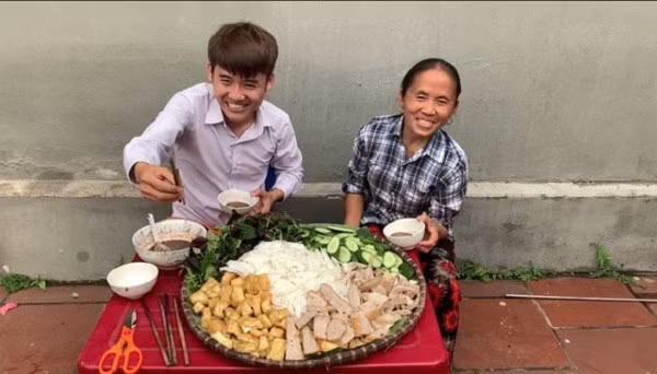 Bên cạnh những món ăn bình thường, Hưng Vlog còn sáng tạo ra nhiều trò chơi khăm anh em mình rất vô bổ và gây bức xúc cộng đồng.
