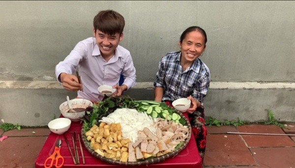 Bên cạnh những món ăn bình thường, Hưng Vlog còn sáng tạo ra nhiều trò chơi khăm anh em mình rất vô bổ và gây bức xúc cộng đồng.