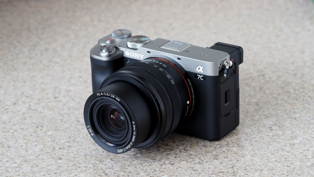 Với pin NP-FZ100 tương tự như A6600, bạn có thể chụp được tới 680 bức ảnh bằng kính ngắm hoặc 740 bức ảnh bằng màn hình LCD tức là gần ngang với A6600, một kết quả rất tốt nếu xét trong máy ảnh full-frame. Máy chỉ có một khe cắm thẻ duy nhất, hỗ trợ thẻ UHS-II nên bạn có thể chụp liên tiếp 45 khung hình RAW không nén, 115 RAW nén hoặc 215 tấm JPEG. A7C cũng có cổng USB-C Type 3.2 có thể sạc pin, cùng với micro HDMI và cả cổng tai nghe và micro.