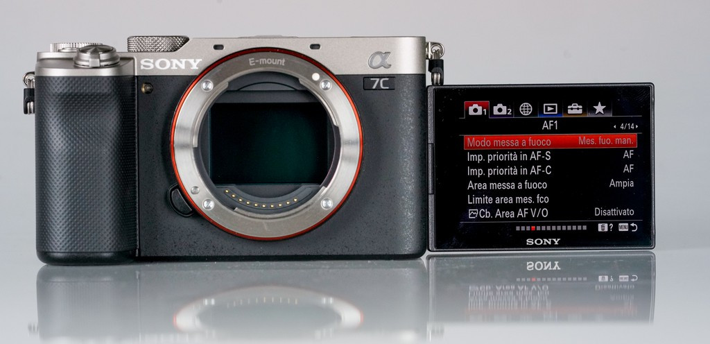 A7C có tốc độ chụp liên tiếp lên tới 10 khung hình/ giây với khả năng tự động phơi sáng và quay video 4K/ 30 khung hình/ giây hoặc 1080p/ 120 khung hình/ giây, cả hai đều ở tốc độ lên đến 100Mbps. Máy cũng có hệ màu S-Log2 và S-Log3 để tối ưu dải tương phản động. Thân máy có USB-C, Wi-Fi và màn hình LCD 3 inch 921.000 điểm ảnh.