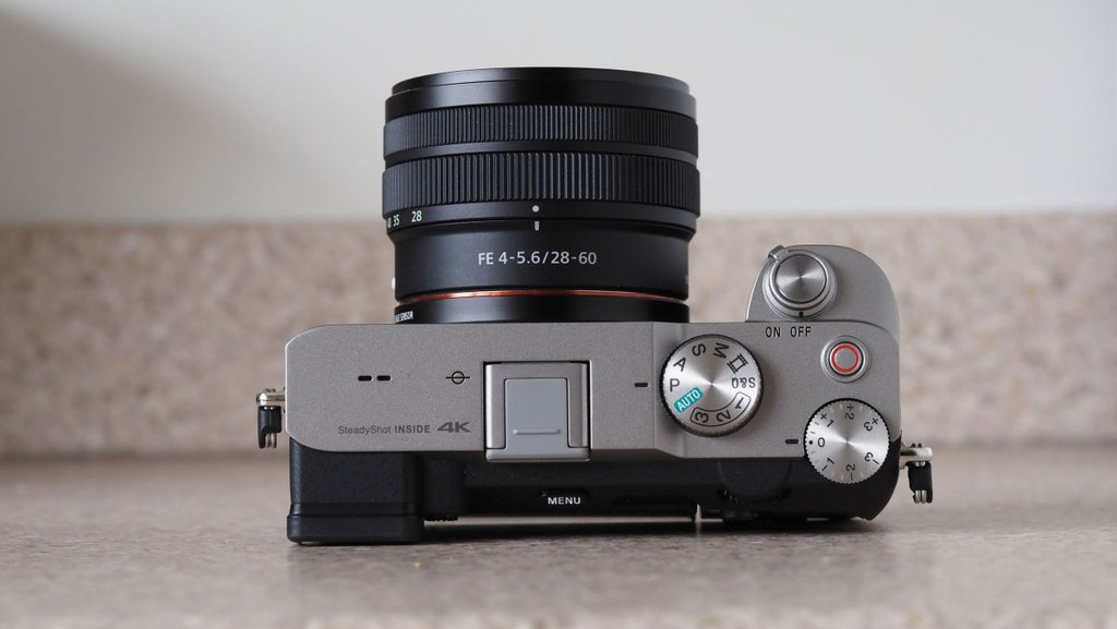 Sony đã phát triển một ống kính kit mới được thiết kế riêng cho A7C đó là ống kính zoom 28-60mm f4-5.6, khi kết hợp với nhau, đây là “hệ thống máy ảnh full-frame nhỏ nhất và nhẹ nhất thế giới”.