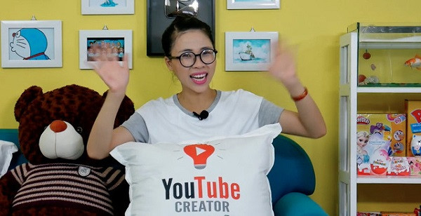 Bỏ việc tại một ngân hàng lớn để trở thành Youtuber, các video của Thơ Nguyễn mang phong cách dí dỏm, nội dung mới lạ và phong phú đối với các em nhỏ. Mức doanh thu ước tính mỗi năm của kênh này khoảng 596.600 USD – 9,5 triệu USD (14 tỷ đồng – 224 tỷ đồng).