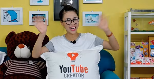 Bỏ việc tại một ngân hàng lớn để trở thành Youtuber, các video của Thơ Nguyễn mang phong cách dí dỏm, nội dung mới lạ và phong phú đối với các em nhỏ. Mức doanh thu ước tính mỗi năm của kênh này khoảng 596.600 USD – 9,5 triệu USD (14 tỷ đồng – 224 tỷ đồng).