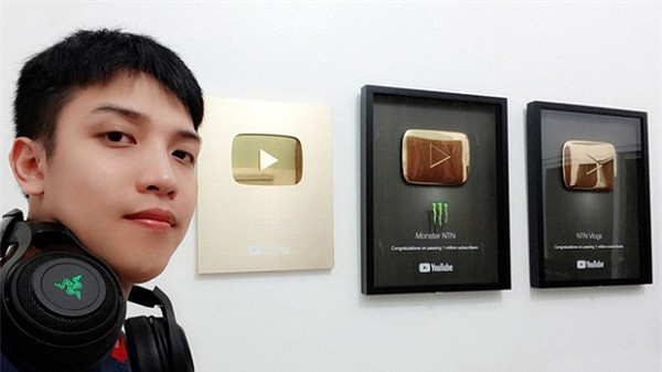 Youtuber "lắm tài nhiều tật" Nguyễn Thành Nam sở hữu kênh YouTube NTN Vlogs khủng. 9X Việt nhận được 4 nút vàng Youtube nhờ những video nguy hiểm, phản cảm, câu view bất chấp.