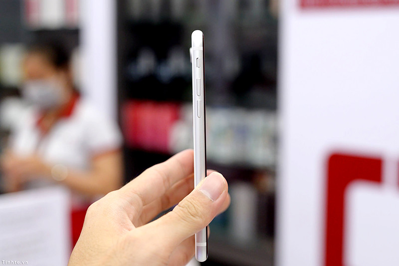 Cạnh trái vẫn không khác gì iPhone 8 từ khoảng cách phím, lẫy tắt âm nhanh cũng giống iPhone 8. Ảnh: tinhte.vn