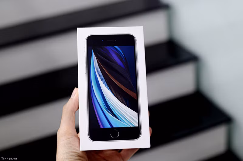 Thiết kế mặt trước vẫn giữ formal như cũ không có sự thay đổi lớn và khác biệt so với thế hệ iPhone 8. tuy nhiên cách đóng gói Seal mới khá dễ mở và tiện lợi. Ảnh: tinhte.vn