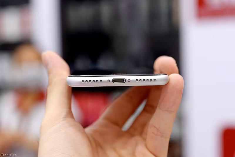 Cạnh dưới vẫn là cổng lightning nằm chính giữa 2 cụm loa đặt đối xứng theo cả trục dọc lẫn trục ngang. Ảnh: tinhte.vn