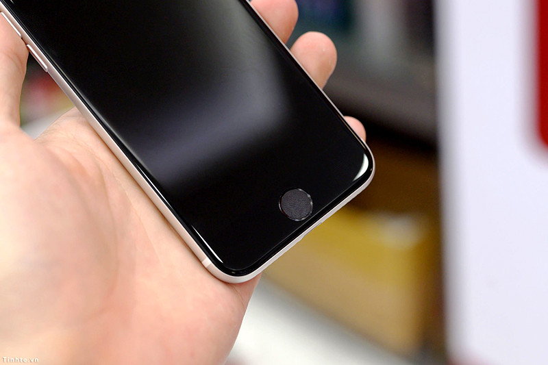 Điều mới mẻ trên chiếc ifan nhận ra dù phía Apple không hề nói tới là nút "home" tại tính năng "máy bay" nhìn phím home như ngang bằng với mặt màn hình. Ảnh: tinhte.vn