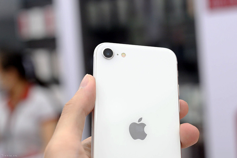 Cụm camrea sau không khác biệt nhiều so với iPhone 8, Camera chính của iPhone SE 2020 là 12MP và camera selfie 7MP. Đối với SE 2020 nhờ sử dụng chip A13 nên có tính năng chụp hình potrait dễ dàng xoá phông hơn iPhone 8, tuy nhiên với chỉ có 1 camera sau việc xoá phông vẫn phải nhờ vào thuật toán nhiều hơn. Ảnh: tinhte.vn