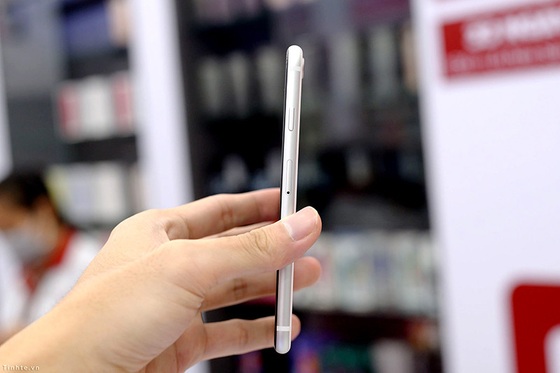 SE 2020 hỗ trợ 1 nano Sim và 1 esim, cạnh bên phải màn hình là phím nguồn và khe sim. Ảnh: tinhte.vn