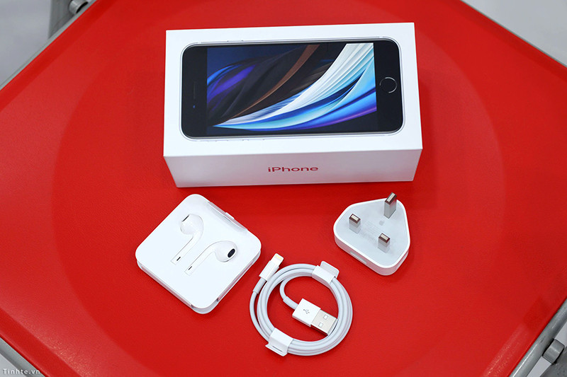 Phụ kiện của chiếc SE 2020 không có gì thay đổi so với phiên bản iPhone 8 gồm tai nghe, cáp sạc lightning, củ sạc 5W, sách hướng dẫn và que trọc sim như thường lệ. Tại bản xách tay về Việt Nam củ sạc là sạc 3 chân vuông thường dùng thì trường Hàn, Nhật, Hồng Kông và một vài thị trường châu Âu. Ảnh: tinhte.vn