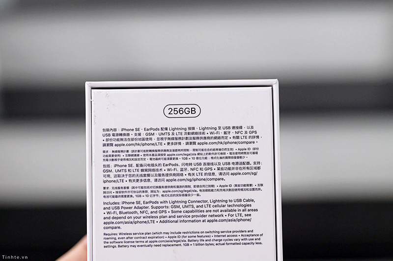 Mới đây, chiếc iPhone SE 2020 đã cập bến Việt Nam theo đường "xách tay" của một số các cửa hàng. Các fan Táo sau khi những cái thở dài về thiết kế không khác gì iPhone 8 trong buổi ra mắt lại khen nhiều điểm dựa trên thực tế. Ảnh: tinhte.vn