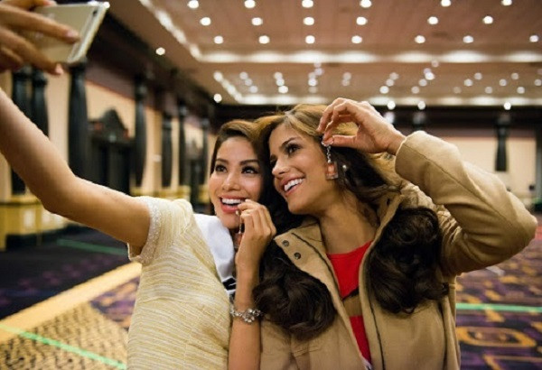 Trong thời gian sang Las Vegas, Mỹ thi Hoa hậu Hoàn vũ Thế giới 2015, Phạm Hương từng sử dụng một chiếc iPhone đời cũ hơn, có thể là phiên bản 6s Plus, chụp ảnh cùng các thí sinh khác.