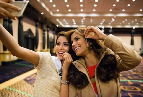 Trong thời gian sang Las Vegas, Mỹ thi Hoa hậu Hoàn vũ Thế giới 2015, Phạm Hương từng sử dụng một chiếc iPhone đời cũ hơn, có thể là phiên bản 6s Plus, chụp ảnh cùng các thí sinh khác.