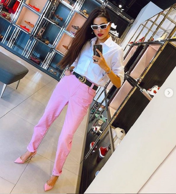 Sau một loạt rắc rối và lùm xùm về đời tư, giữa năm 2018, Phạm Hương bất ngờ tuyên bố bỏ Facebook, cô cho biết: “Đóng Facebook vì mình không còn tìm thấy niềm vui khi chơi Facebook. Nếu các bạn yêu quý mình có thể tiếp tục ủng hộ mình tại Instagram". Hiện tại, hoa hậu Hoàn vũ 2015 chỉ sử dụng mạng xã hội duy nhất là Instagram để cập nhật cuộc sống thường ngày của cô đến người hâm mộ. Ảnh: Instagram NV