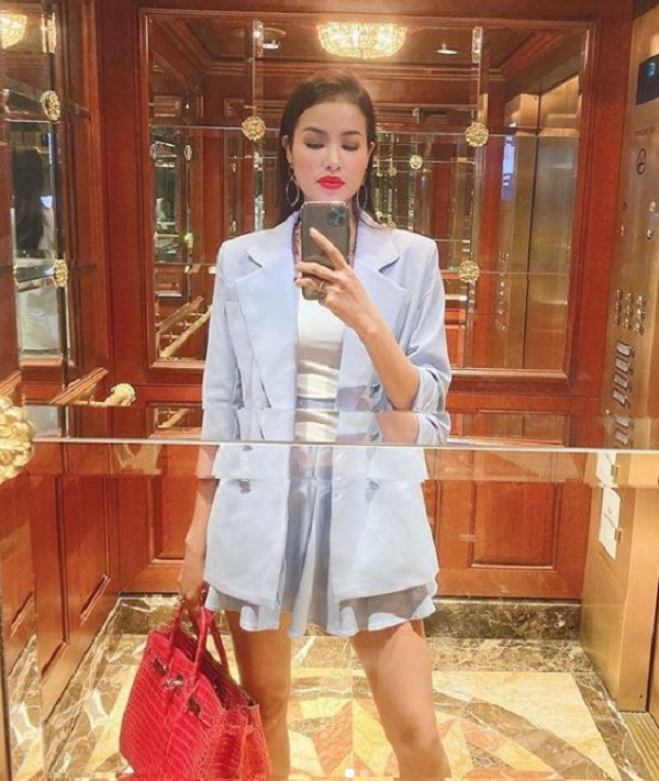 Hoa hậu Hoàn vũ Việt Nam 2015 thường xuyên chia sẻ hình ảnh selfie sang chảnh cùng túi xách, giày và quần áo hàng hiệu và phiên bản điện thoại mới nhất của Apple. Ảnh: Instagram NV