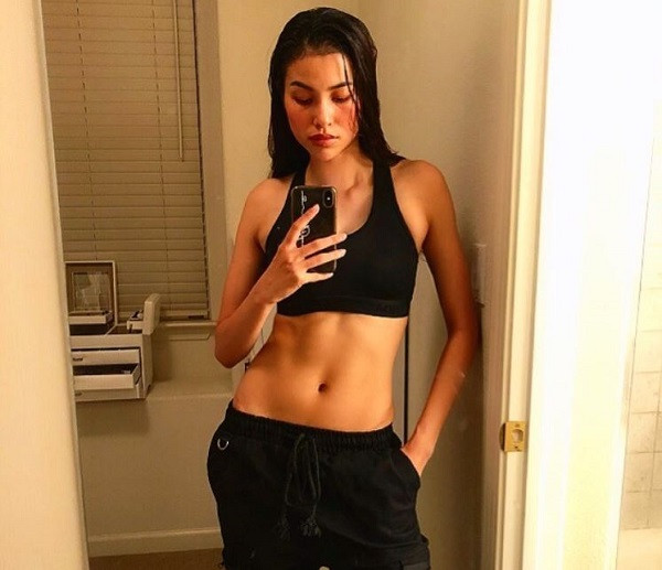 Cô sử dụng phiên bản điện thoại này một thời gian dài. Ảnh: Instagram NV