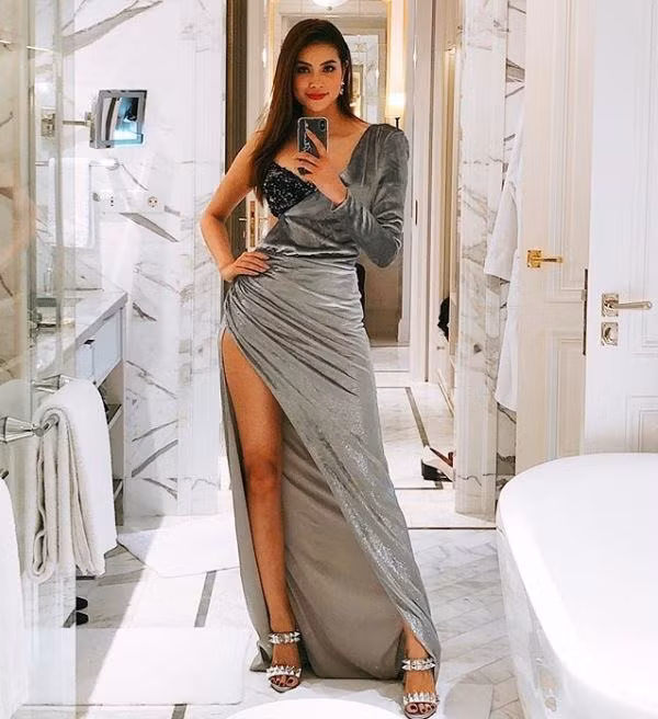 Có vẻ như Phạm Hương khá ưa chuộng các sản phẩm của Apple. Trước khi update iPhone 11, cô sở hữu điện thoại iPhone XS Max màu đen, thường xuyên xuất hiện trong loạt hình ảnh được nàng hậu đăng tải trên mạng xã hội. Ảnh: Instagram NV