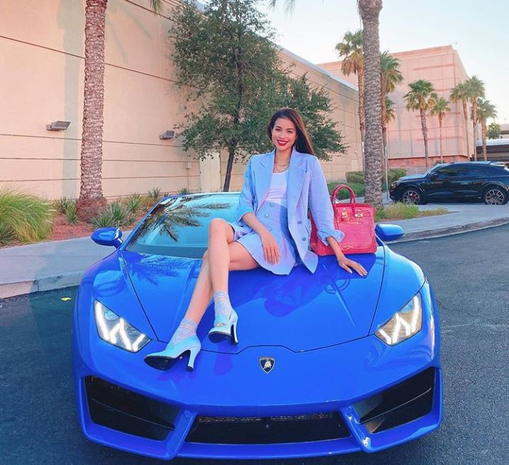 Từ bỏ ánh hào quang của showbiz, Phạm Hương trở thành người phụ nữ của gia đình, mẹ của nhóc tì cực đáng yêu và hiện đang tận hưởng cuộc sống đáng mơ ước tại Mỹ. Không chỉ khiến dân tình trầm trồ với nhan sắc tươi trẻ, body nuột nà dù đã qua sinh nở, nàng hậu còn gây chú ý khi liên tục “khoe khéo” biệt thự xa hoa, siêu xe bạc tỷ cùng loạt món hàng hiệu, đồ công nghệ đắt đỏ,… Ảnh: Instagram NV