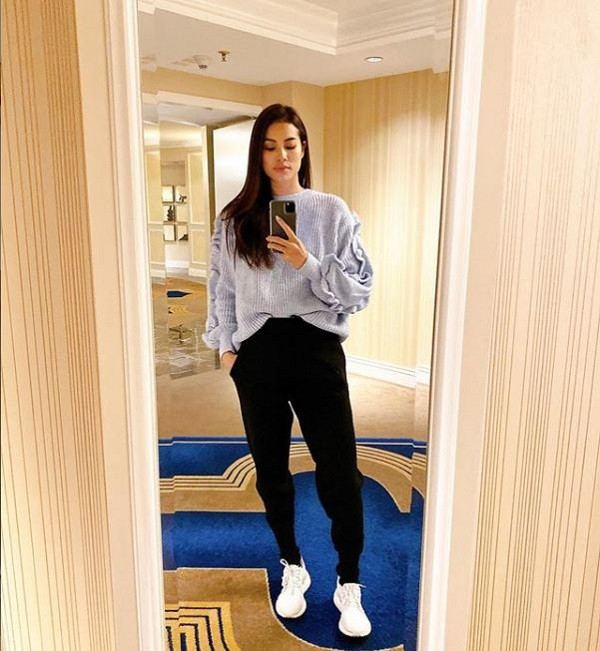 Phạm Hương đang sử dụng chiếc iPhone 11 Pro Max nổi bật với bộ 3 camera sành điệu, ra mắt các tín đồ công nghệ tháng 9/2019 vừa qua. Sở hữu nhiều món đồ đắt tiền nhưng người đẹp được cho là chỉ sử dụng duy nhất một chiếc điện thoại, lựa chọn ốp lưng khá giản dị. Ảnh: Instagram NV