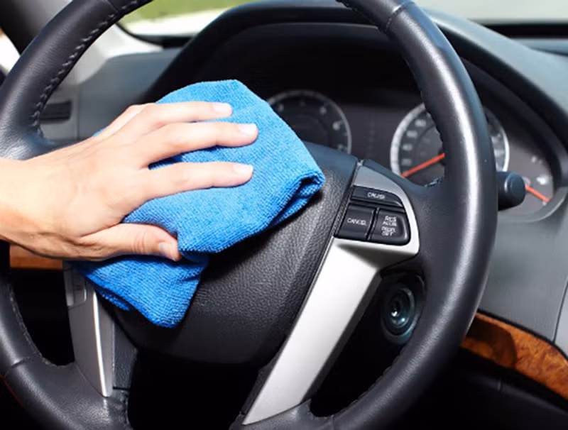 Vệ sinh vô lăng sạch sẽ bằng dung kịch sát khuẩn. Đây là bộ phận trên xe được tiếp xúc nhiều nhất cần được vệ sinh sát khuẩn thường xuyên, đặc biệt trước khi lái và trước khi ra khỏi xe.