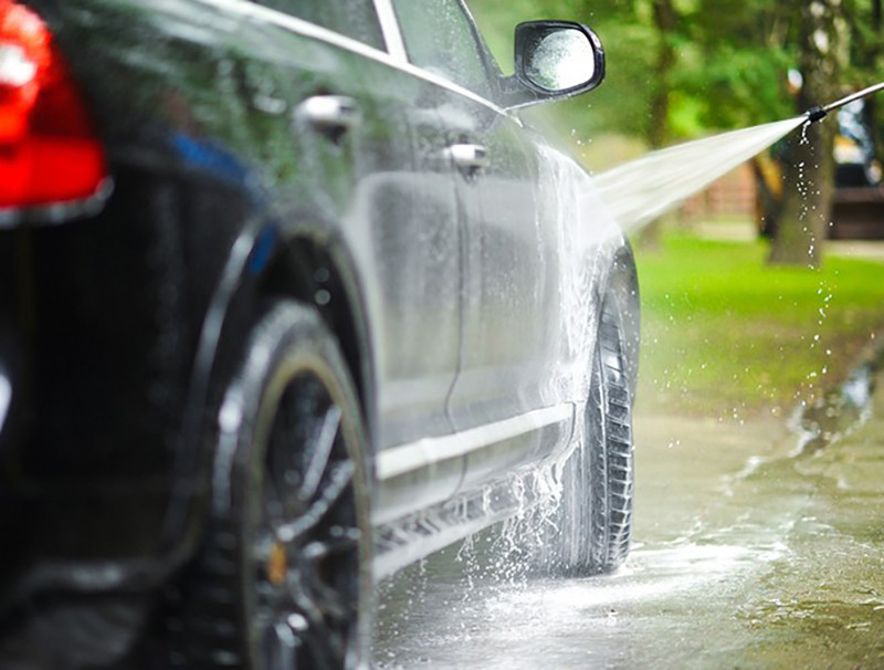 Vệ sinh bên ngoài xe cũng rất quan trọng, vệ sinh bằng cách truyền thống rửa xe thường xuyên bằng xà phòng