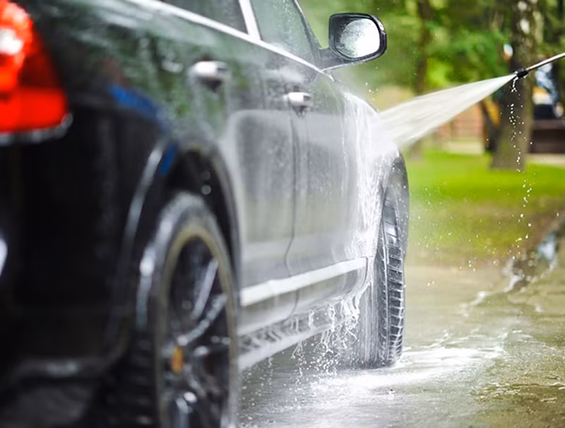 Vệ sinh bên ngoài xe cũng rất quan trọng, vệ sinh bằng cách truyền thống rửa xe thường xuyên bằng xà phòng