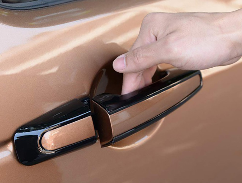 Vệ sinh sát khuẩn phần tay nắm cửa, nơi tiếp xúc với tay