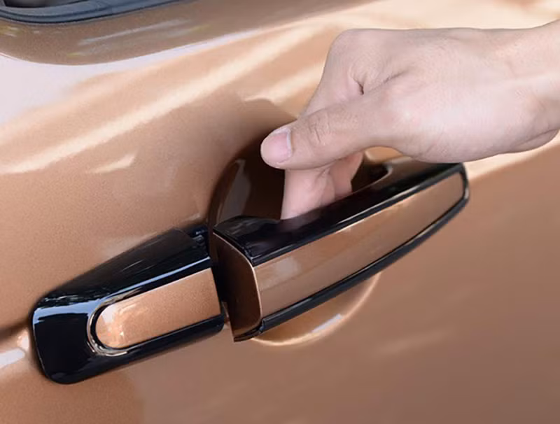 Vệ sinh sát khuẩn phần tay nắm cửa, nơi tiếp xúc với tay