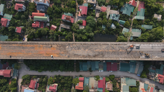 Năm 2009, mặt cầu Thăng Long được thay thế lớp phủ bằng công nghệ vật liệu SMA. Nhưng chỉ sau 2 tháng, mặt cầu lại hư hỏng và phải sửa chữa lớn vào năm 2011-2012.