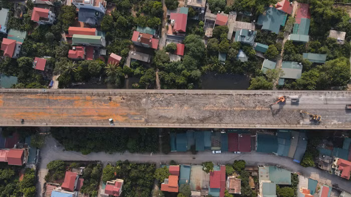 Năm 2009, mặt cầu Thăng Long được thay thế lớp phủ bằng công nghệ vật liệu SMA. Nhưng chỉ sau 2 tháng, mặt cầu lại hư hỏng và phải sửa chữa lớn vào năm 2011-2012.