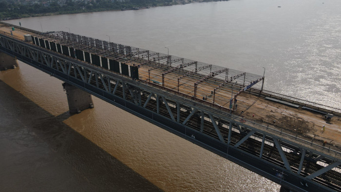 Cầu Thăng Long được xây dựng hoàn thành năm 1985. Sau hơn 20 năm sử dụng, cầu đã có nhiều hạng mục xuống cấp và đã trải qua 3 lần sửa chữa lớn.