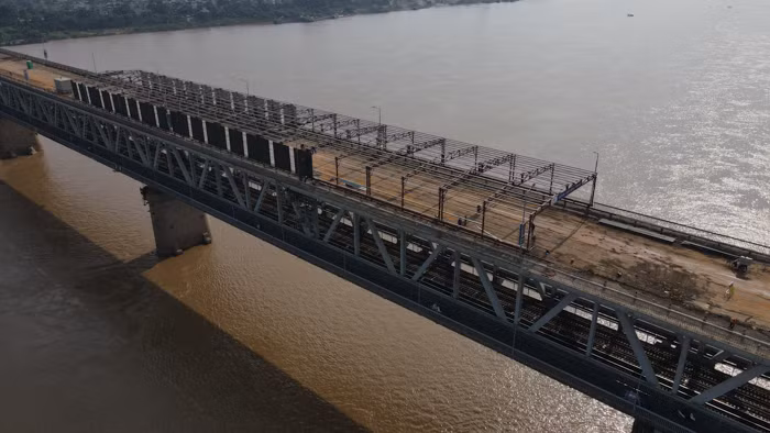 Cầu Thăng Long được xây dựng hoàn thành năm 1985. Sau hơn 20 năm sử dụng, cầu đã có nhiều hạng mục xuống cấp và đã trải qua 3 lần sửa chữa lớn.