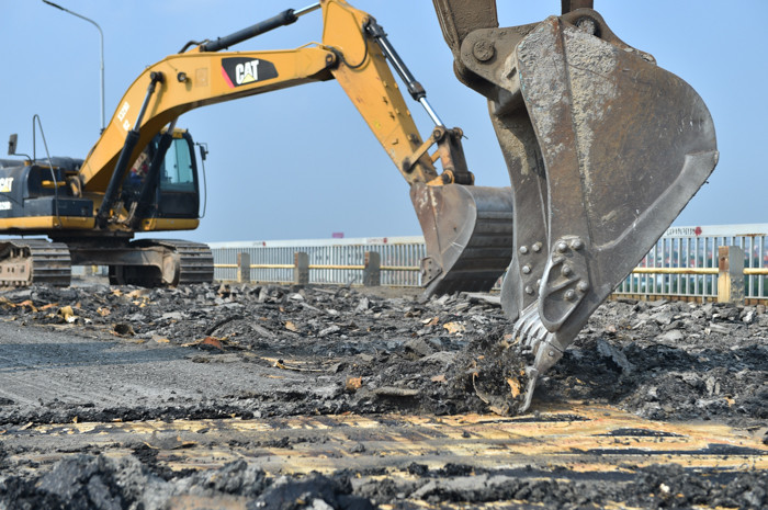 Trong lần sửa chữa này, cầu Thăng Long sẽ được gia cường mặt cầu thép trực hướng hiện tại thành mặt cầu liên hợp nhẹ; cào bóc lớp bê tông nhựa hiện hữu, làm sạch bản mặt thép, hàn các đinh neo thép vào bản mặt thép và lắp đặt lưới thép D10.