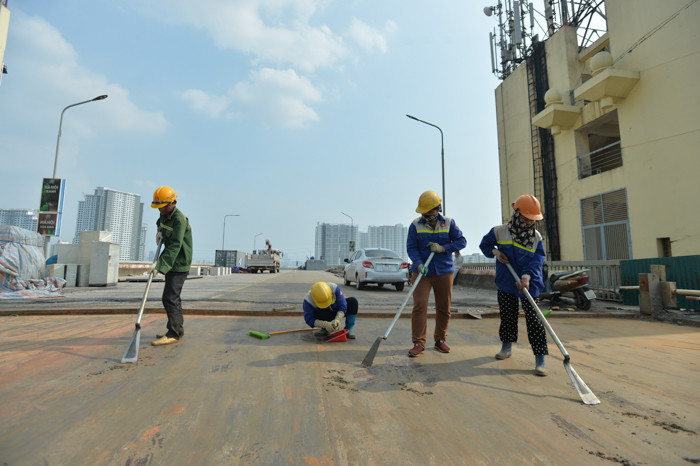 Sau đó đổ lớp bê tông siêu tính năng (UHPC) có cường độ chịu nén, chịu kéo cao, chiều dày tối thiểu 6cm. Tiếp theo sẽ thảm lớp bê tông nhựa polymer phía trên.