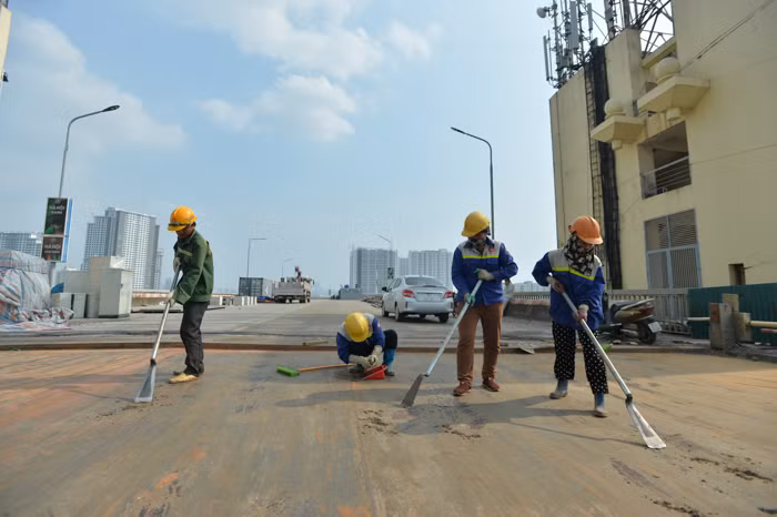Sau đó đổ lớp bê tông siêu tính năng (UHPC) có cường độ chịu nén, chịu kéo cao, chiều dày tối thiểu 6cm. Tiếp theo sẽ thảm lớp bê tông nhựa polymer phía trên.