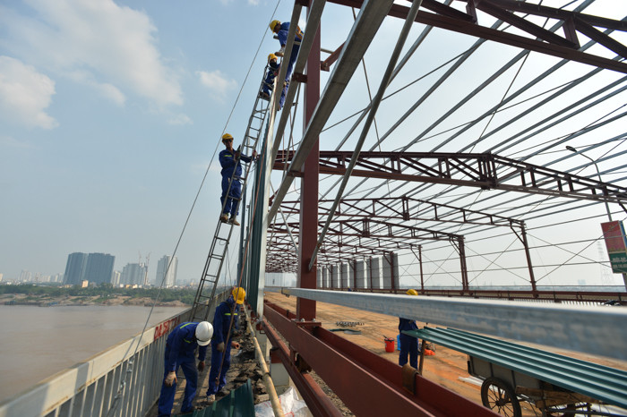 Dự án sửa chữa cầu Thăng Long do Tổng cục Đường bộ làm chủ đầu tư sẽ thực hiện gia cường mặt cầu thép hiện tại, hàn các đinh neo thép vào bản mặt thép và lắp đặt lưới thép.