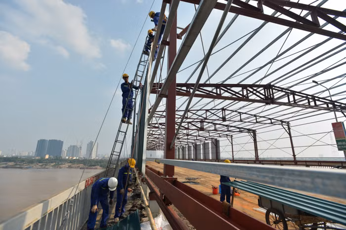 Dự án sửa chữa cầu Thăng Long do Tổng cục Đường bộ làm chủ đầu tư sẽ thực hiện gia cường mặt cầu thép hiện tại, hàn các đinh neo thép vào bản mặt thép và lắp đặt lưới thép.