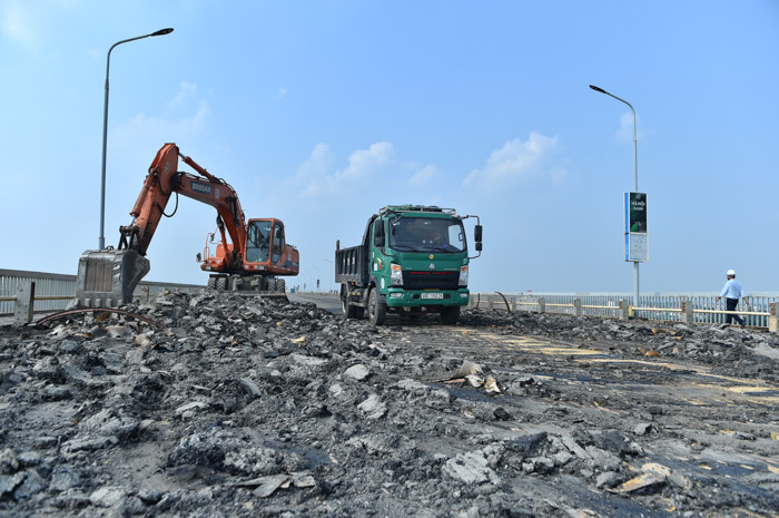 Công nghệ hàn đinh neo lên bản thép (để kết dính bản mặt thép với lớp bê tông bên trên) được áp dụng lần này sẽ không làm thay đổi kết cấu chịu lực của bản thép đã lâu năm của cầu. Công nghệ này được áp dụng ở nhiều nước như Hà Lan, Bỉ, Đức, Pháp, Mỹ, Trung Quốc.