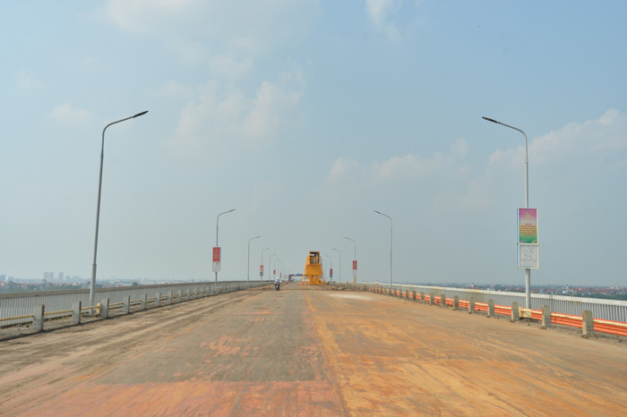 Qua kiểm định, giàn chủ và bản thép mặt cầu dày 14 mm của cầu Thăng Long chưa xuất hiện hư hỏng, vẫn đảm bảo khả năng chịu lực. Tuy nhiên, thiết kế bản thép mặt cầu từ những năm 1980 không đáp ứng yêu cầu về độ cứng, dẫn đến bản mặt cầu bị võng cục bộ, không phù hợp với tải trọng, lưu lượng xe hiện nay.