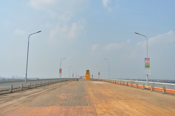 Qua kiểm định, giàn chủ và bản thép mặt cầu dày 14 mm của cầu Thăng Long chưa xuất hiện hư hỏng, vẫn đảm bảo khả năng chịu lực. Tuy nhiên, thiết kế bản thép mặt cầu từ những năm 1980 không đáp ứng yêu cầu về độ cứng, dẫn đến bản mặt cầu bị võng cục bộ, không phù hợp với tải trọng, lưu lượng xe hiện nay.