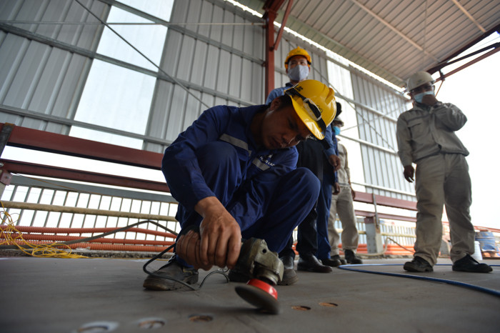 Đồng thời dự án thực hiện thay thế các khe co giãn đã bị hư hỏng, sửa chữa lề bộ hành, hệ thống thoát nước và hệ thống an toàn giao thông.