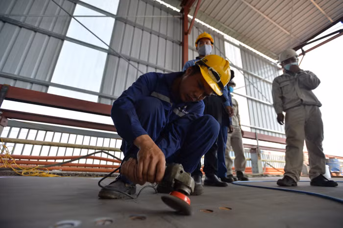 Đồng thời dự án thực hiện thay thế các khe co giãn đã bị hư hỏng, sửa chữa lề bộ hành, hệ thống thoát nước và hệ thống an toàn giao thông.