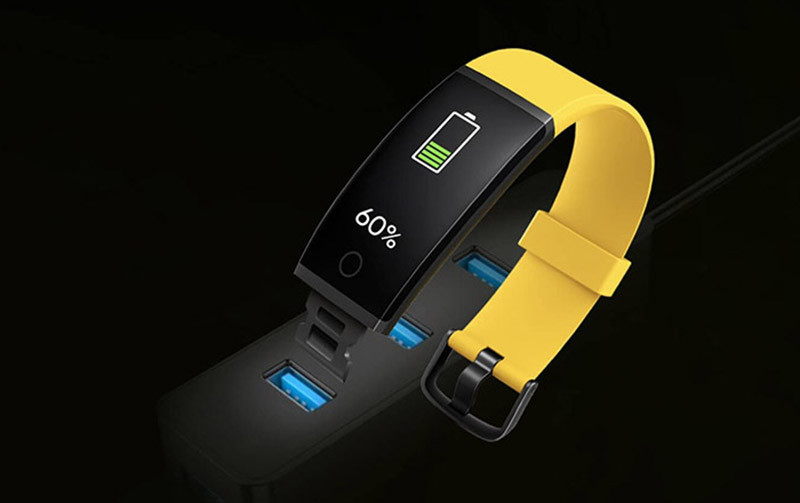 Nhờ thiết kế này mà người dùng có thể sạc máy bằng cách cắm trực tiếp vào cổng sạc mà không cần thông qua dây sạc. Viên pin của Realme Band có dung lượng 90 mAh, hứa hẹn mang tới thời lượng sử dụng lên tới 10 ngày.