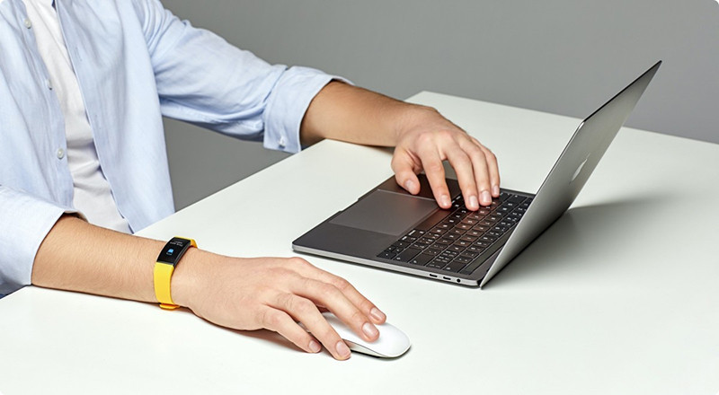 Realme Band được trang bị màn hình màu với thiết kế cong tràn cạnh và có kích thước 0.96 inch, hỗ trợ độ phân giải 160 x 80 pixel. Chiếc vòng đeo tay thông minh này có thể hiển thị 64 chữ cái và hơn 65,000 màu.