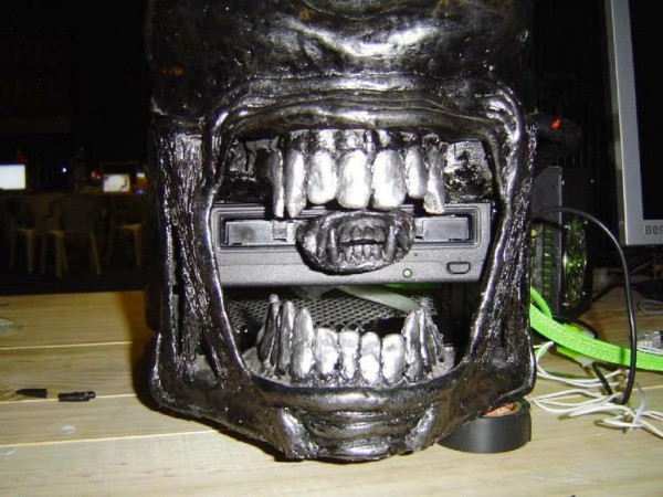 Ổ đĩa nằm trong hàm răng sắc nhọn, liệu có game thủ nào dám mở ra?