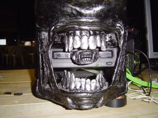 Ổ đĩa nằm trong hàm răng sắc nhọn, liệu có game thủ nào dám mở ra?