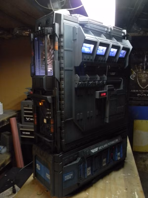 Ron Lee Christianson thực hiện dự án tái hiện hình tượng cả chiếc phi thuyền cùng quái vật Xenomorph qua bộ case PC siêu độc đáo.